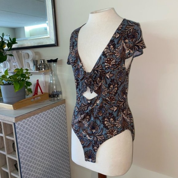 ✨2/$15 American Eagle Extra Large Bodysuit green - Picture 4 of 11